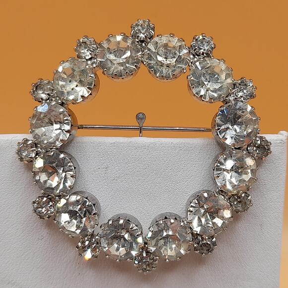 Vintage Clear Wreath Brooch, Wedding Brooch, Rhodium Plated, 1 7/8" - Picture 6 of 10